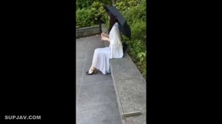 猥琐男回家看到睡着的小姨子偷偷的剪掉她的内裤玩粉嫩的鲍鱼，玩醒了强操